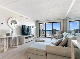Bright Oceanfront 2BR Condo Balcony, King Bed & Parking