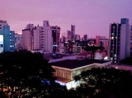 Apto compacto com linda vista no centro da cidade, hotel in Passo Fundo