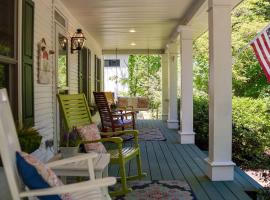 The Maple House Fully Fenced-in Yard!، فندق في ساوغاتوك