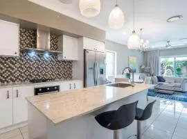 The Airport Stop Spacious House City & Sky Base