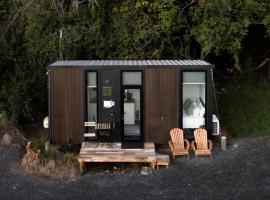 Airstrip Stays by Tiny Away, glamping site in Burkes Pass