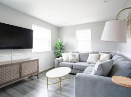 Luxury 3-BR & Free Parking - 6-minutes to Monuments, khách sạn ở Arlington