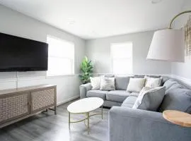 Luxury 3-BR & Free Parking - 6-minutes to Monuments