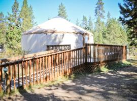 Bend-Sunriver Camping Resort Wheelchair Accessible Yurt 13, отель в городе Санривер