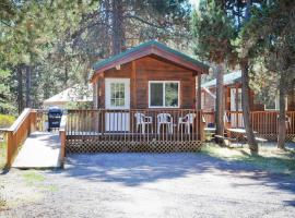 Bend-Sunriver Camping Resort Studio Cabin 8, holiday park in Sunriver