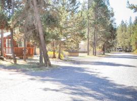 Bend-Sunriver Camping Resort Two-Bedroom Cabin 5, hotel in Sunriver