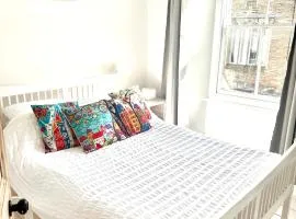 Single room, close to beaches and Eden Project