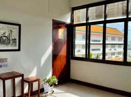 Baan PadSeeEw - Rooftop Riverview 4th floor, hotel en Thon Buri