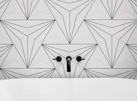 Bungalow W Hot Tub And Fp, hotel em Fredericksburg