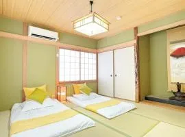 5 mins walk from Yuzaki bus stop, sea view, parking lot,