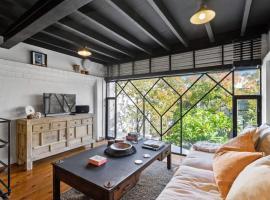 Hidden Garden Loft in Freo Walk to Cafés Park، فندق في فريمانتل