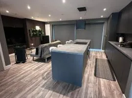 Family Home-Sleeps 12, garden, private driveway, 10 mins walk to tube station