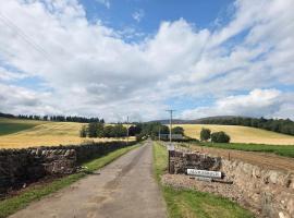 Country stay near Kirriemuir at foot Angus Glens, hotel v destinaci Kirriemuir