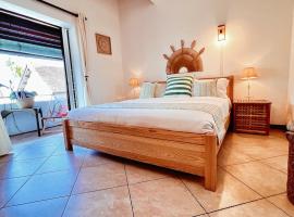 SEAS the DAY luxury seafront!, apartment in Grand Baie