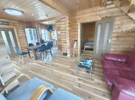 天然温泉付ログハウス ヴィレッジR 4名様まで同一料金 屋根付bbq設備あり, hotel in Shiraoi