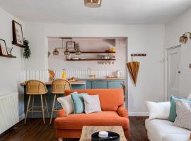 Romantic canal-side cottage with hot tub, ξενοδοχείο με υδρομασάζ στο Τσέστερ