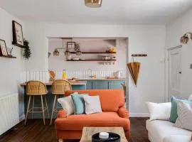 Romantic canal-side cottage with hot tub