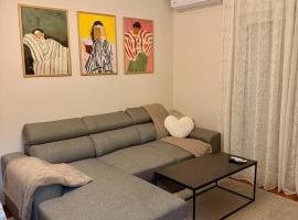 Cozy 2 Bedroom Condo by Waterfront & Metro, căn hộ chung cư cao cấp ở Thessaloníki