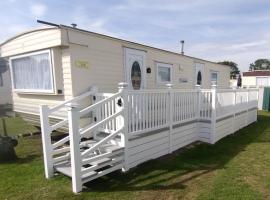 Whispering Meadow Sandgate Holiday Park Hemsby, hotel in Hemsby