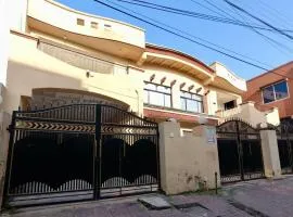 ROOM Cozy Guest Room in Rawalpindi - Perfect FAMILY ONLY