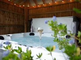 City to Country Retreat Luxury Cottage with Hot Tub