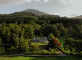 Traditional Highland lodge restored in the spirit of rural living, set in a wild landscape - NATURE ADVENTURE NURTURE