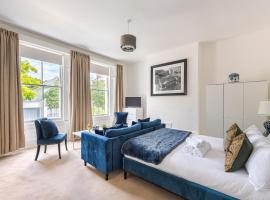 Elegant 2BR Ground-Floor Teddington Flat Modern Comfort，位于泰晤士河畔金斯顿的酒店