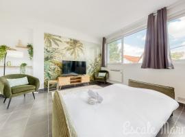 Escale-marne fr - 001 - RDC - Private Terrace - Free Parking - Free Luggage Storage - Metro 8 Eiffel Tower -All equipped - Linen Included - Washing Machine - Dish Washer - Luxury Mattress 160X200 - Panoramic View - From 1 to 4 guests, pet-friendly hotel in Maisons-Alfort