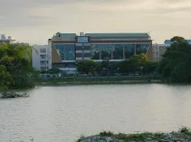 Rajathadri Palace Hotel Lake Breeze Suites