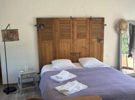 chambre d h&ocirc;tes les trois ch&acirc;teaux, hotel con pileta en Notre-Dame-de-Riez