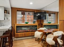 Modern 1 BR Aspen Escape Steps from Gondola Pool, hotel v destinaci Aspen