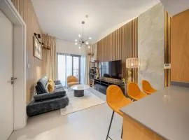 1BR Apartment With Balcony Top Floor Sleeps 3 by BlueCloud holidays