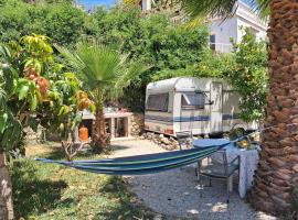 Caravan in Finca Molino in Almayate with with pool, family touch and dog madness, campeggio ad Almayate Alto