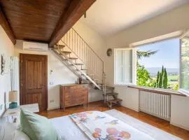 16th Century Townhouse, Large Garden Near Lake, Tuscany and Umbria - Sleeps 18