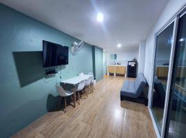 Baan U Sabai Poshtel (บ้านอยู่สบาย พอสเทล) โรงแรมในManorom