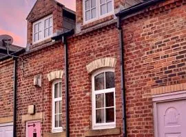 2 Bed Cottage - Sleeps 4 - Wifi - Parking