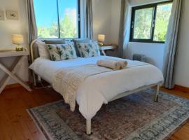 Fijnbosch Cottage at Moss & Moon Cabins, cabin in Stormsrivier