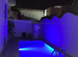 Villa avec piscine au style Sibi Bou Saïd, hôtel à Sousse