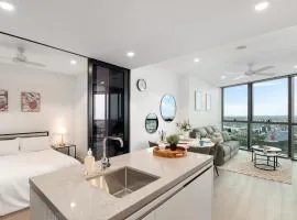 QW Riverside Luxe Apartments by Independent Host