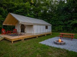 Boutique Camp Getaway at Roaring River, hotel v destinaci Cassville