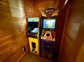 Luxury 2-Bedroom Cabin with Breathtaking Mountain Viewsl, Hot Tub, and Game Room!