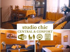 studio chic redécoré avec soin, idéal couples familles ou entre amis,parfait pour cure thermale ou séjour ski, wifi 180 chaines tv parking couvert, Hotel in Brides-les-Bains