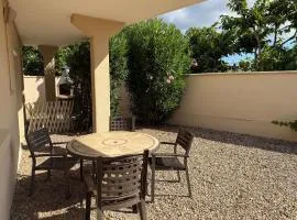 80m de la plage Appartement au rdc d'une maison 1 chambre 4 couchages cour LXRV9A