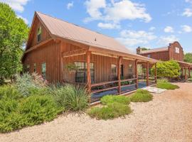 SisterCreek Ranch - First Cabin, Hotel in Boerne