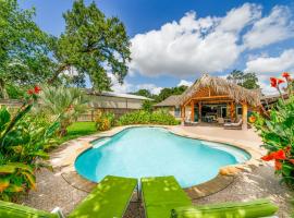 Luxury Cypress Escape - Pool, BBQ, Bar, 8 Beds, hotel em Cypress