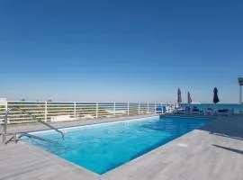 Bright Miami Beach Studio with Rooftop Pool Access