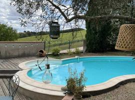 La piscine, hotel din Lacaugne