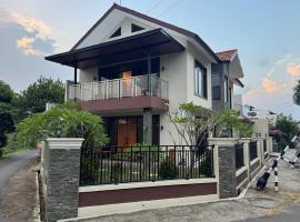 Villa Munjul Indah - Majalengka, hotel en Jatipamor