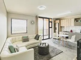 Modern One Bedroom Apartment Next to Canal Walk Mall