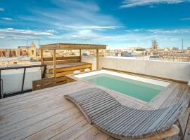 Modern Oasis Near Mdina with Rooftop Pool & View, hotel v destinaci Rabat